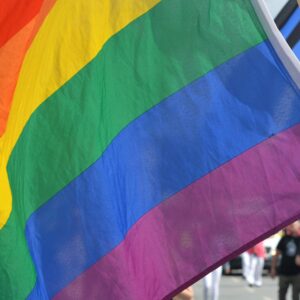 Diy: Lav dine egne unikke regnbuesmykker til pride